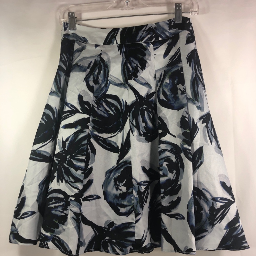 The Limited Floral Skirt. Size XS - Picture 8 of 8